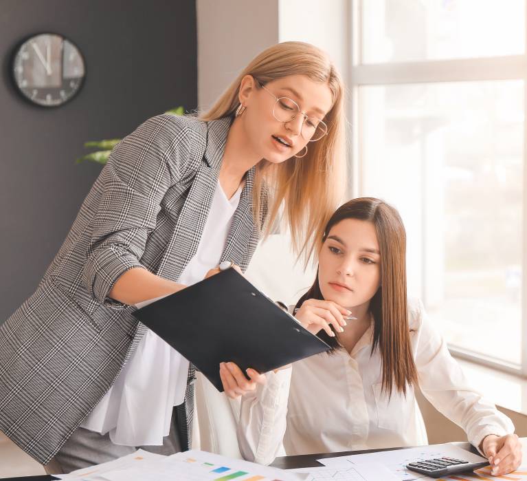 Professional bookeeper in Sydney discussing BAS